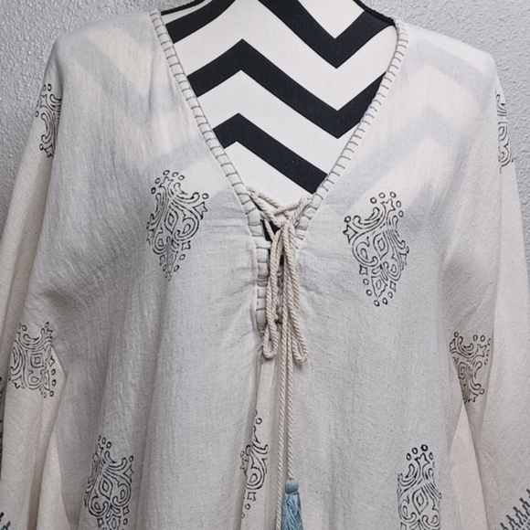 Anthropologie Farm Rio White Geometric Embroidered Aztec Tassel Cotton Poncho - Picture 5 of 16